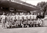 Obere Reihe: Trainer Willi Müller, Harald Breu, Bernd Paul, Kurt Weitzel, Franz Fuchs, Rudi Eckstein, Michael Reitschuster, Hans Hofmann, Karl-Heinz Hallmeyer, Franz Göttler, Ernst Riepel, Helmut Pellissier, Spielleiter: Gerd Löffert, Spielleiter: Georg Haubner<br>Untere Reihe: Klaus Habermann, Betreuer: Gunter Lederer, Günther Habermann, Otto Holzschuh, Reinhold Böhm, Georg Hallmeyer, Gerhard Meyer, Christian Braun Darmstadt